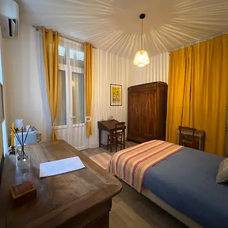 Sur La Falaise De Pontaillac